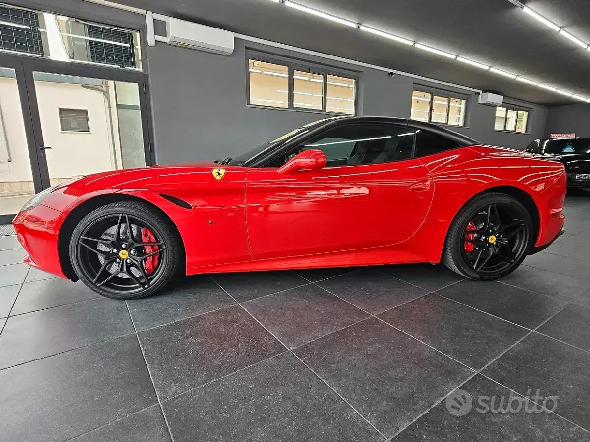 Usata Ferrari California 560 CV (411 kW) 2015 Rosso Cabrio