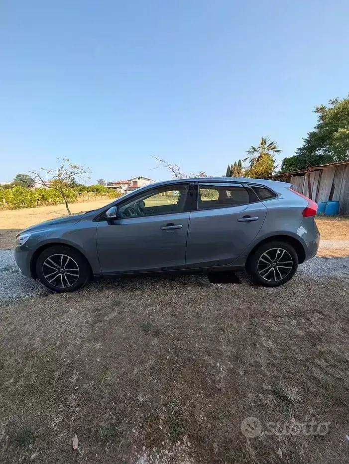 Usata Volvo V40 Momentum 120 CV (88 kW) 2017 Grigio Berlina