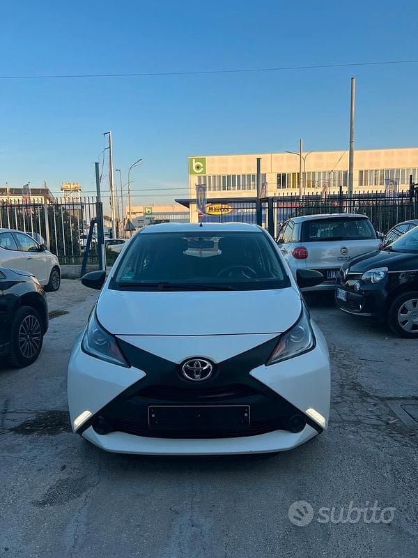 Bianco Usata 2017 Toyota Aygo X-play Due volumi | 5750 € (Super prezzo) - Immagine 1/4