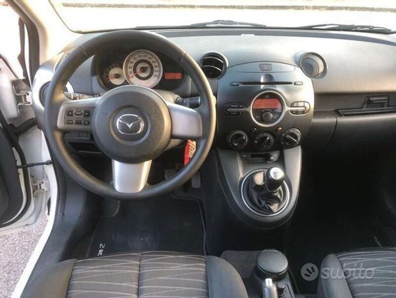 Usata Mazda 2 Independence 90 CV (66 kW) 2009 Bianco Utilitaria