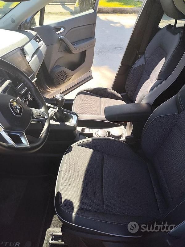 Usata Renault Captur Techno 100 CV (73 kW) 2022 Grigio SUV