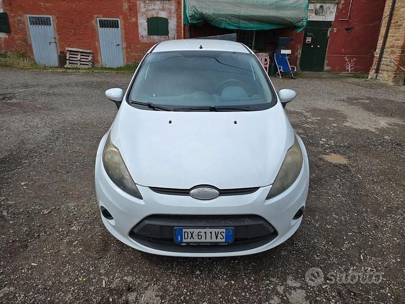 Usata Ford Fiesta 70 CV (51 kW) 2009 Bianco Utilitaria