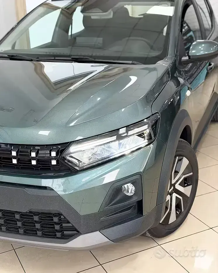 Nuova Dacia Sandero Stepway 101 CV (74 kW) 2026 Verde Berlina