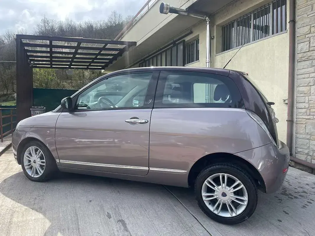Usata Lancia Ypsilon 80 CV (58 kW) 2011 Viola Utilitaria