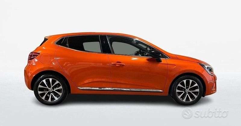 Usata Renault Clio V Techno 100 CV (73 kW) 2023 Arancione Berlina