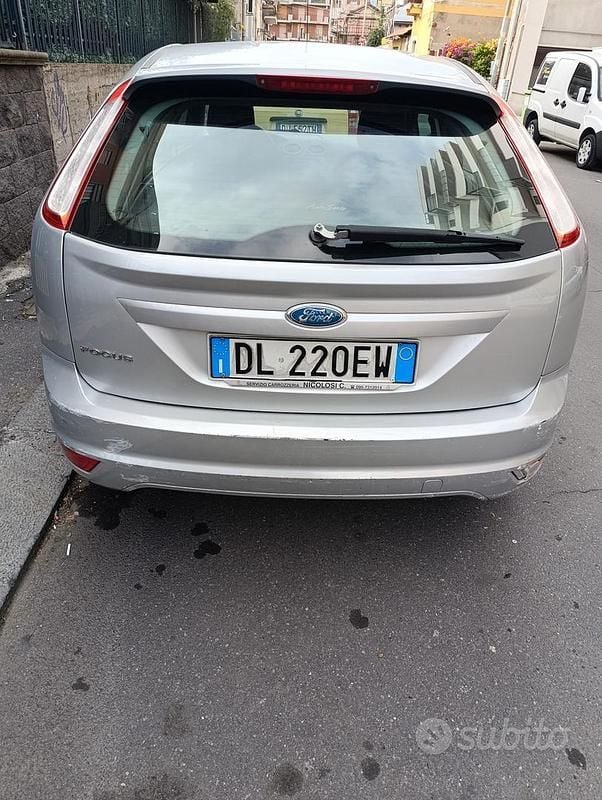 Grigio Usata 2009 Ford Focus Tre volumi | 1000 € (Super prezzo) - Immagine 1/4