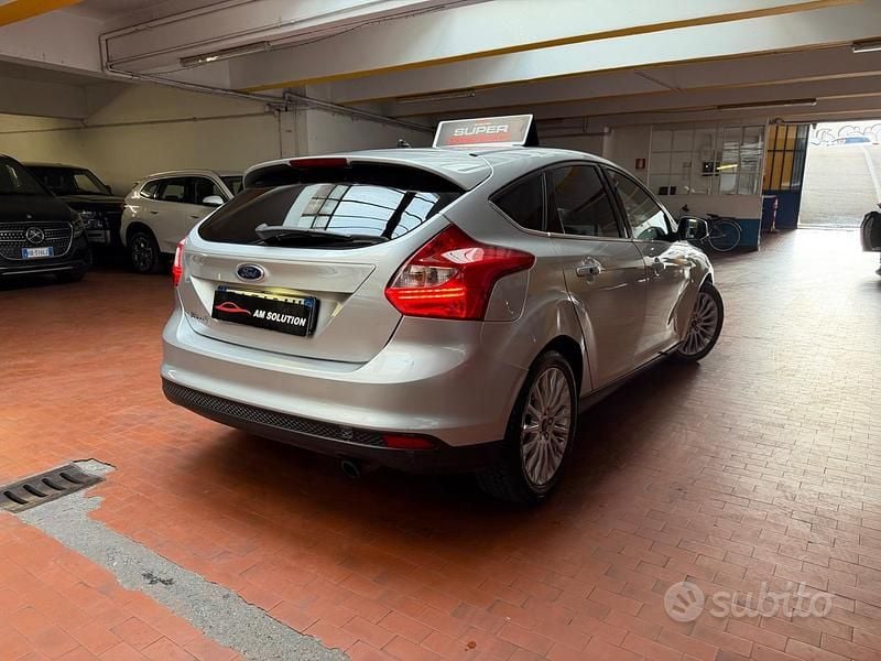 Begagnad Ford Focus Titanium 150 HK (110 kW) 2011 Grå Sedan