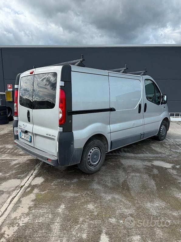 Usata Opel Vivaro 90 CV (66 kW) 2007 Grigio Monovolume