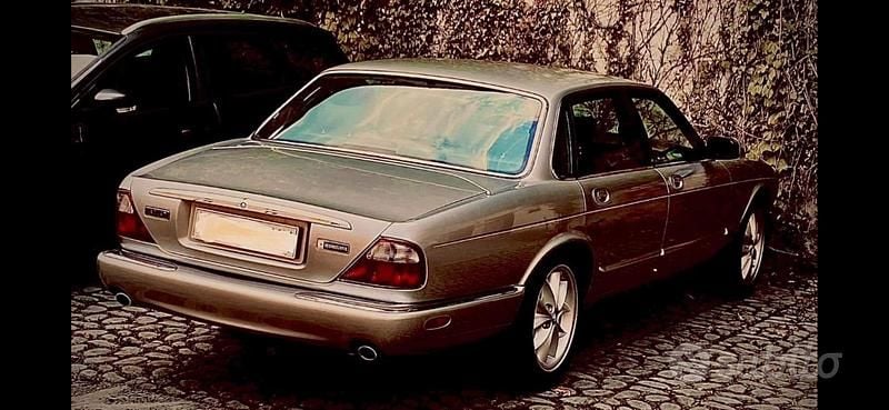 Usata Jaguar XJ8 Executive 237 CV (174 kW) 1998 Grigio Berlina
