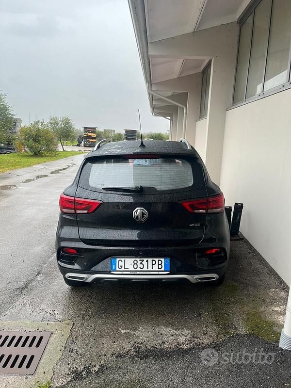 Usata MG ZS 106 CV (77 kW) 2021 Nero Berlina