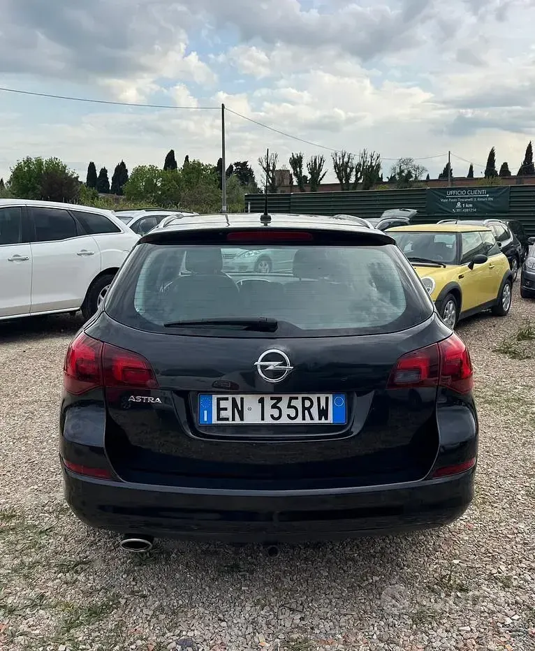 Usata Opel Astra 140 CV (102 kW) 2012 Nero Station wagon