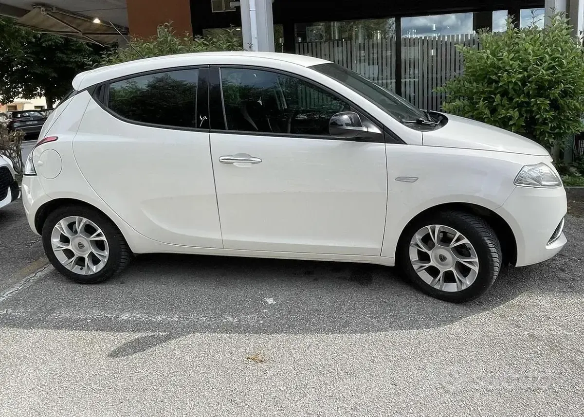 Usata Lancia Ypsilon 69 CV (50 kW) 2016 Bianco Utilitaria