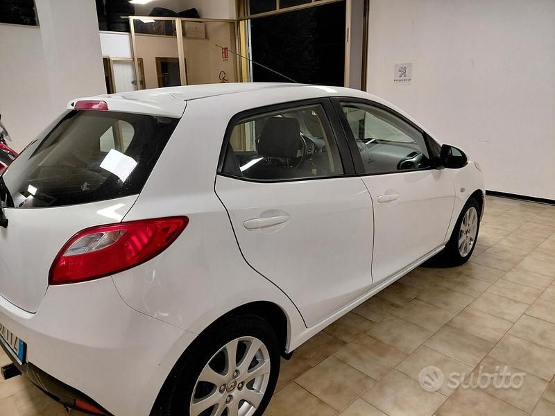 Usata Mazda 2 74 CV (54 kW) 2009 Bianco Berlina