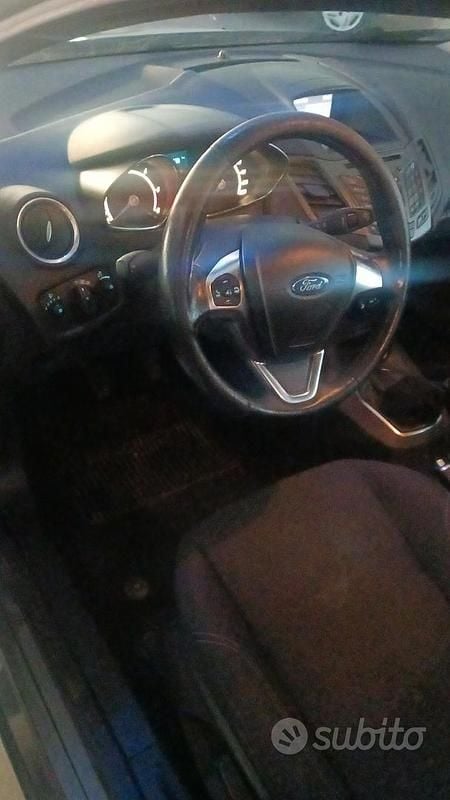 Usata Ford Fiesta 75 CV (55 kW) 2016 Grigio Utilitaria