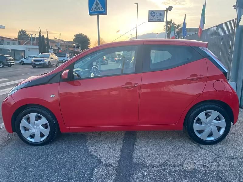 Usata Toyota Aygo X-play 70 CV (51 kW) 2015 Rosso Utilitaria