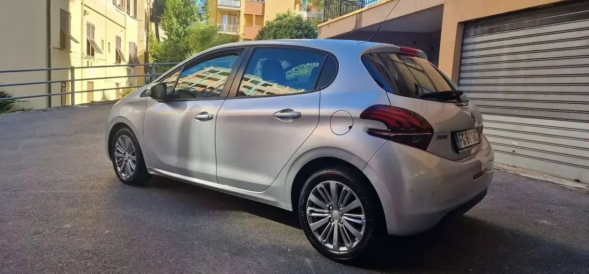 Usata Peugeot 208 Active 75 CV (55 kW) 2017 Argento Utilitaria