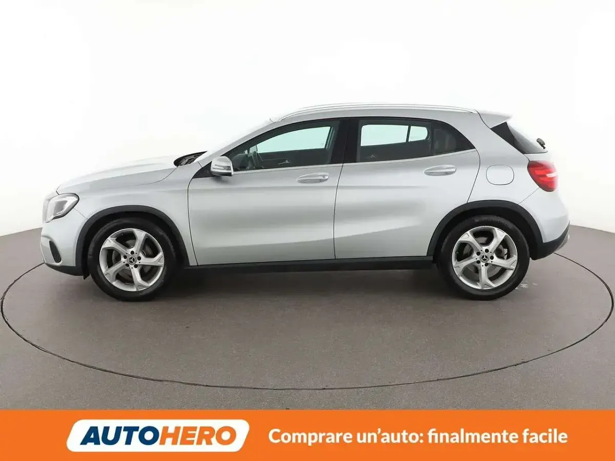 Usata Mercedes GLA180 122 CV (89 kW) 2019 Argento SUV
