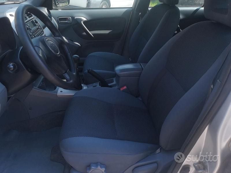 Usata Toyota RAV4 116 CV (85 kW) 2001 Grigio SUV