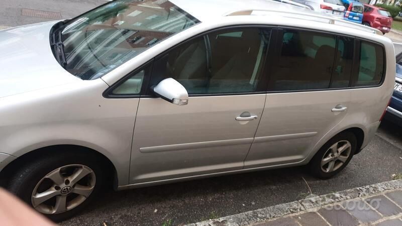 Usata 2006 VW Touran Monovolume | 2200 € (Buon prezzo) - Immagine 1/4