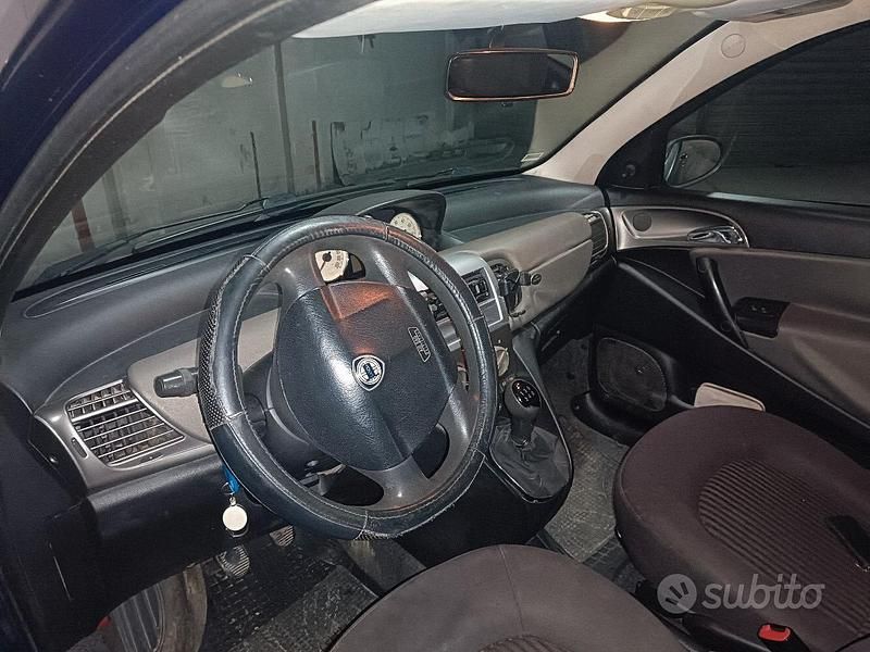 Usata Lancia Ypsilon 75 CV (55 kW) 2004 Blu Utilitaria