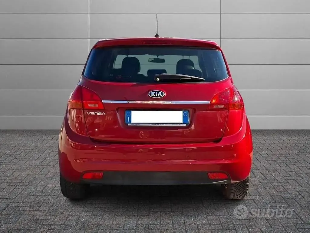 Usata Kia Venga 90 CV (66 kW) 2016 Rosso Utilitaria