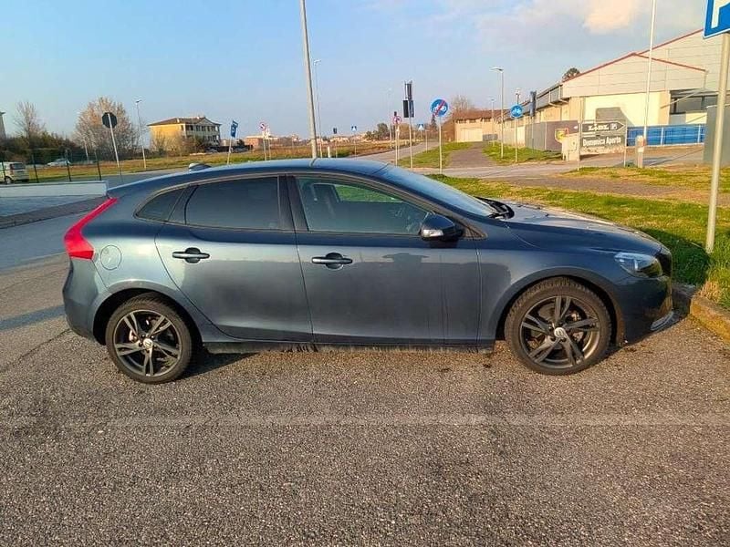 Usata Volvo V40 120 CV (88 kW) 2018 Blu/azzurro Berlina