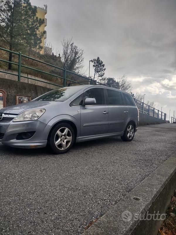 Usata Opel Zafira 110 CV (80 kW) 2011 Grigio Monovolume