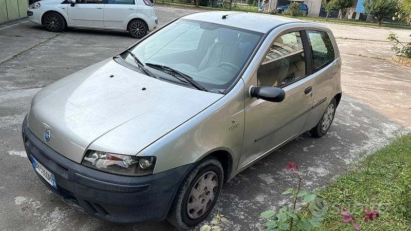 Grigio Usata 2000 Fiat Punto Due volumi | 700 € (Ottimo prezzo) - Immagine 1/4