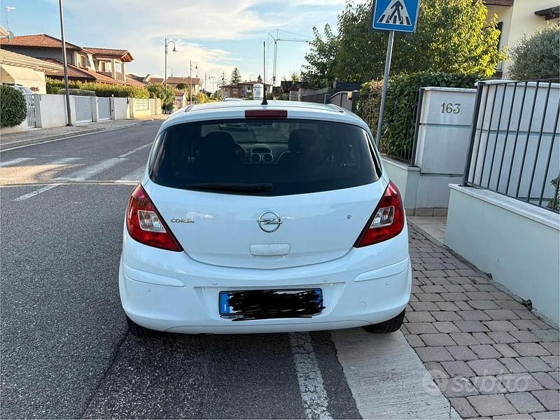 Usata Opel Corsa 85 CV (62 kW) 2012 Bianco Berlina