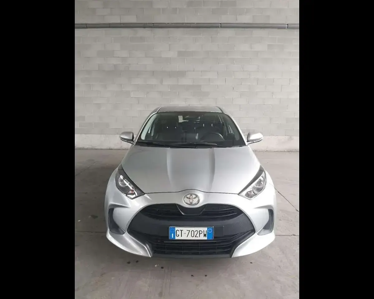 Usata Toyota Yaris Hybrid Active 92 CV (67 kW) 2024 Argento Berlina