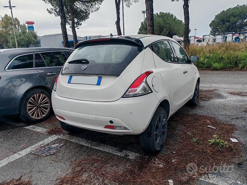 Usata Lancia Ypsilon 80 CV (58 kW) 2016 Bianco Utilitaria