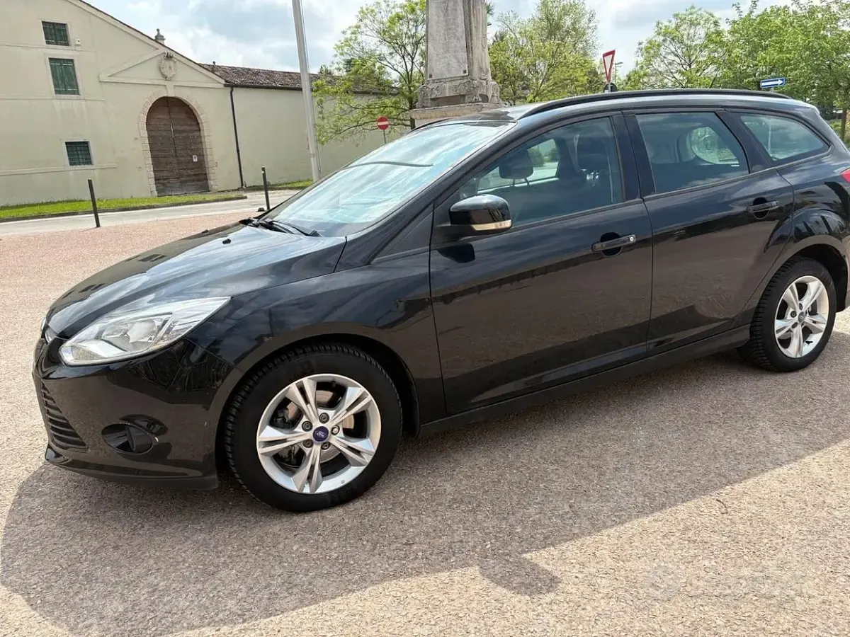 Usata Ford Focus 116 CV (85 kW) 2012 Nero Station wagon