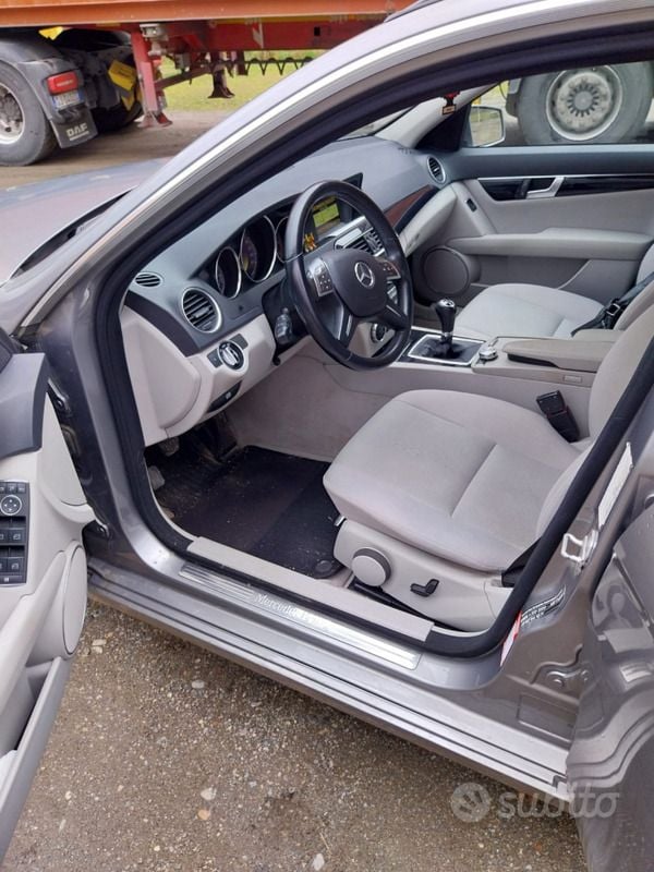 Usata Mercedes 200 122 CV (89 kW) 2011 Marrone Station wagon