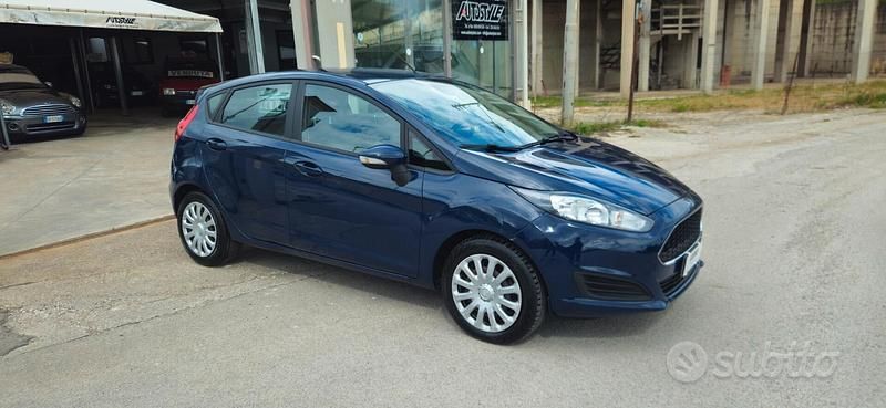 Blu Usata 2017 Ford Fiesta Tre volumi | 7500 € (Buon prezzo) - Immagine 1/4