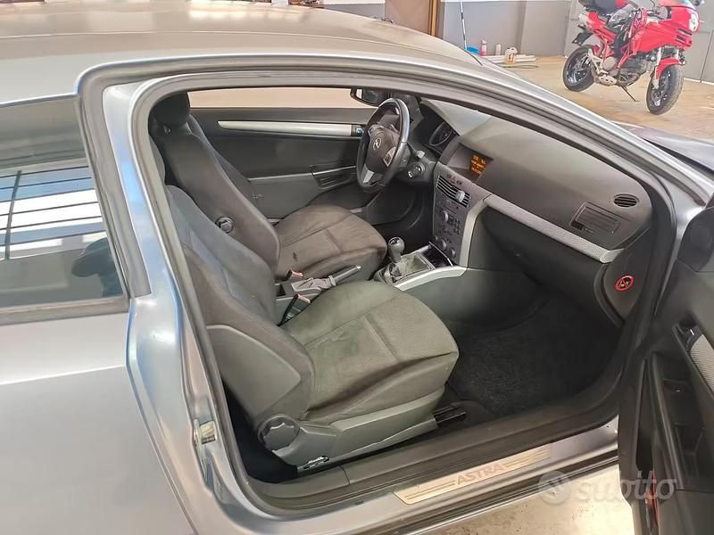Usata Opel Astra GTC Sport 150 CV (110 kW) 2005 Grigio Berlina