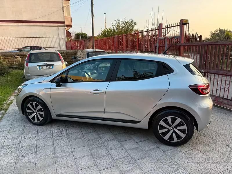 Usata Renault Clio V 101 CV (74 kW) 2023 Grigio Berlina
