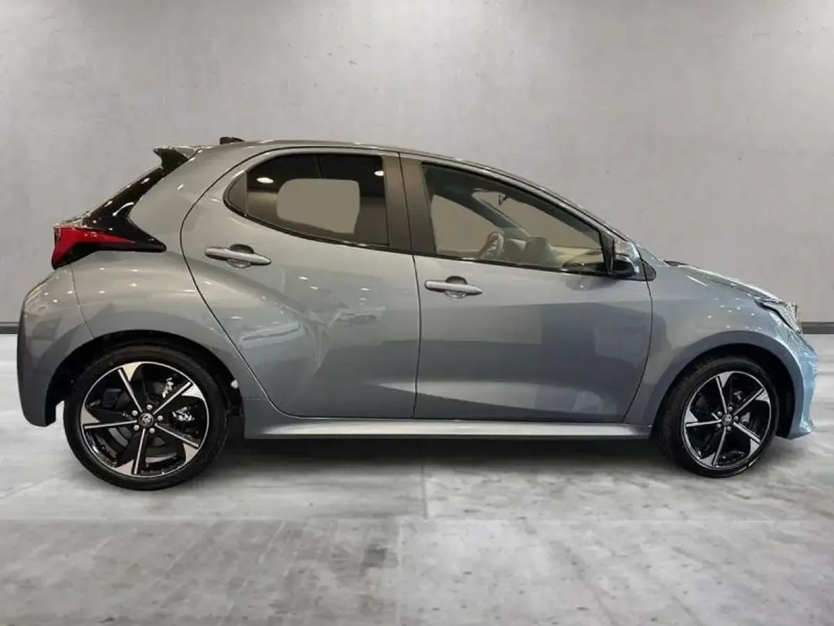 Nuova Toyota Yaris Hybrid Premium 129 CV (94 kW) 2026 Grigio Berlina