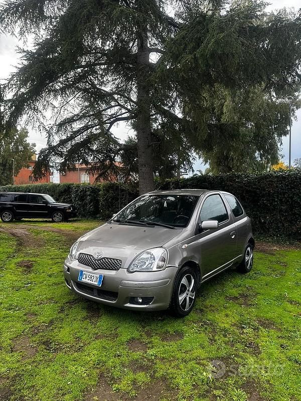 Usata Toyota Yaris Sol 69 CV (50 kW) 2005 Marrone Berlina