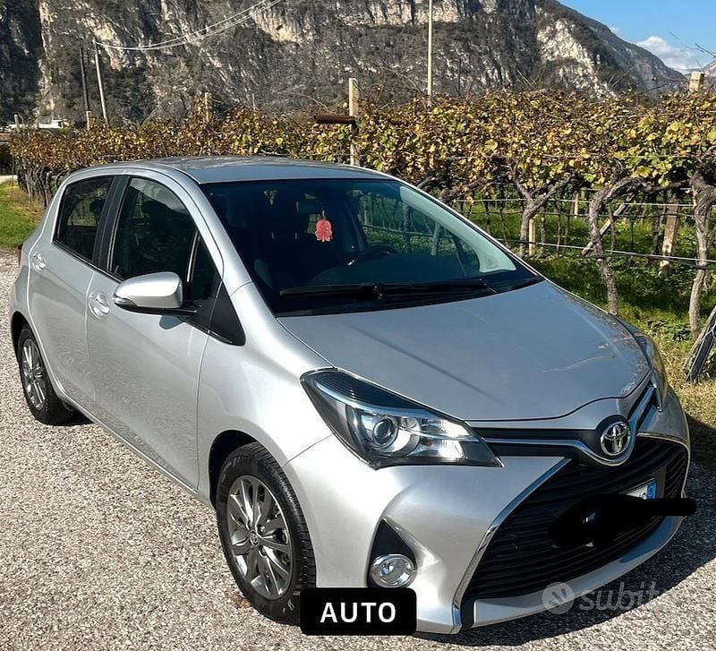 Grigio Usata 2017 Toyota Yaris Active Tre volumi | 12.500 € (Cara) - Immagine 1/4