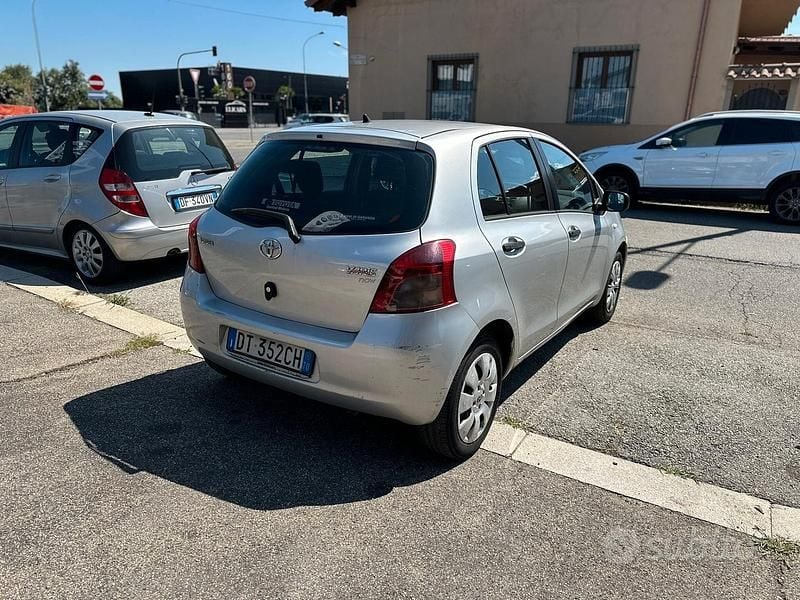 Usata Toyota Yaris 69 CV (50 kW) 2008 Grigio Berlina