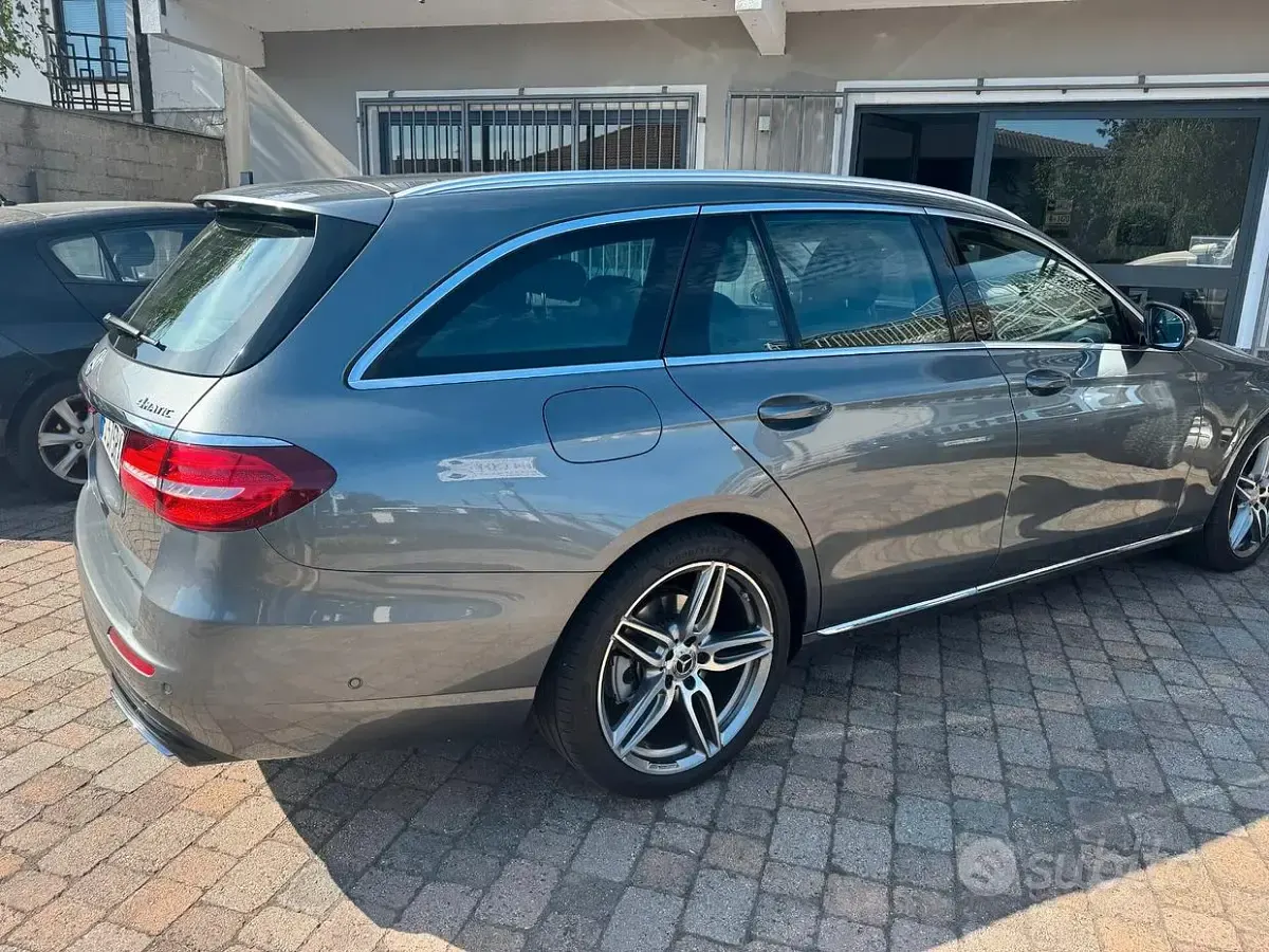 Usata Mercedes E220 Premium 194 CV (142 kW) 2019 Grigio Station wagon