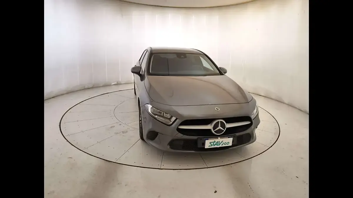 Usata Mercedes A160 Executive 109 CV (80 kW) 2021 Grigio scuro met. Utilitaria