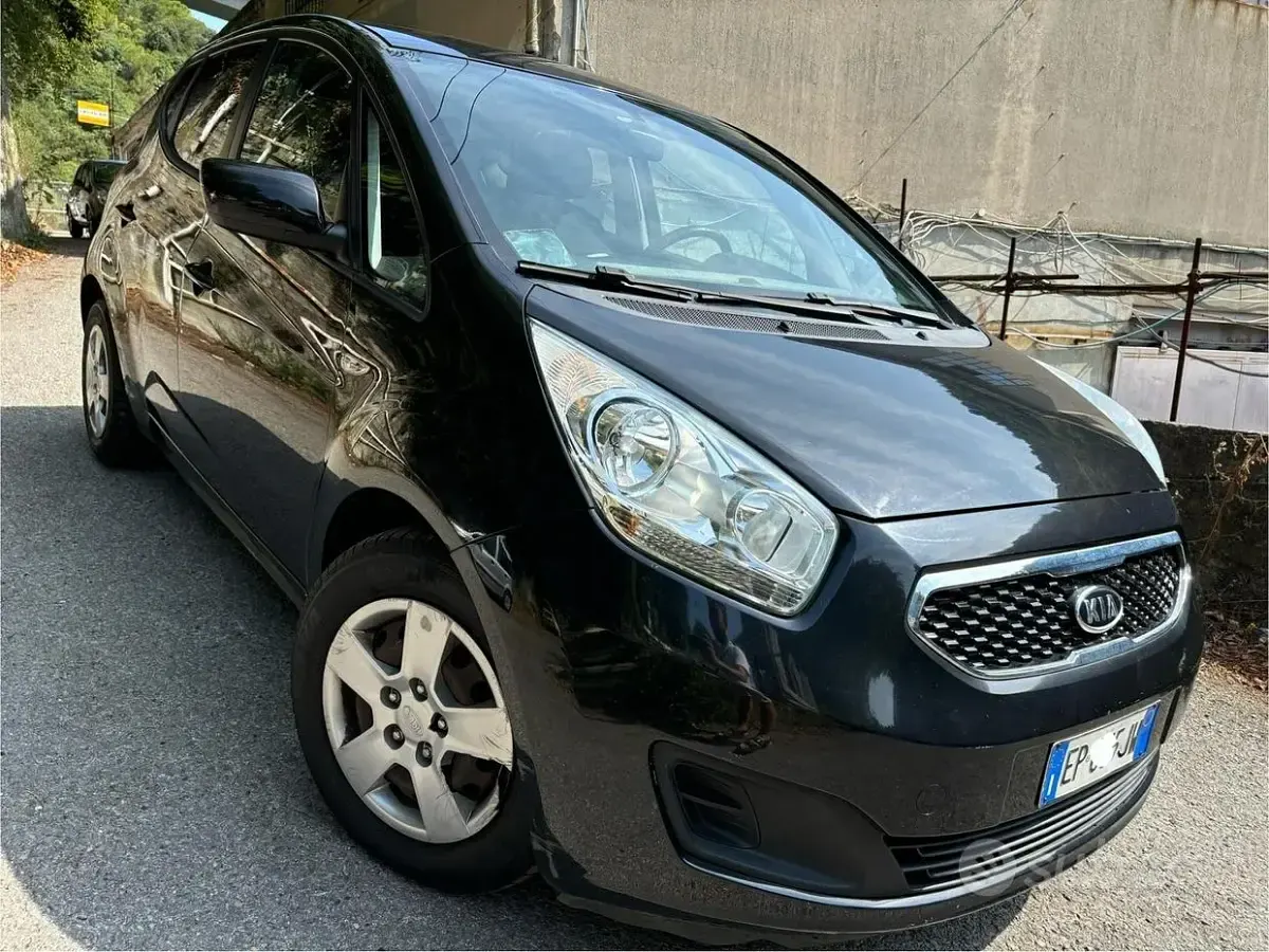 Usata Kia Venga 90 CV (66 kW) 2012 Nero Utilitaria
