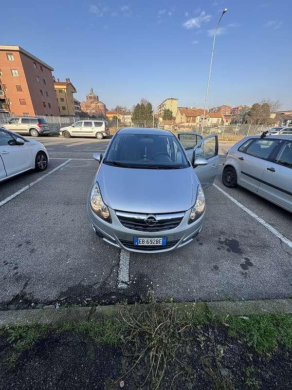 Usata Opel Corsa 75 CV (55 kW) 2010 Berlina