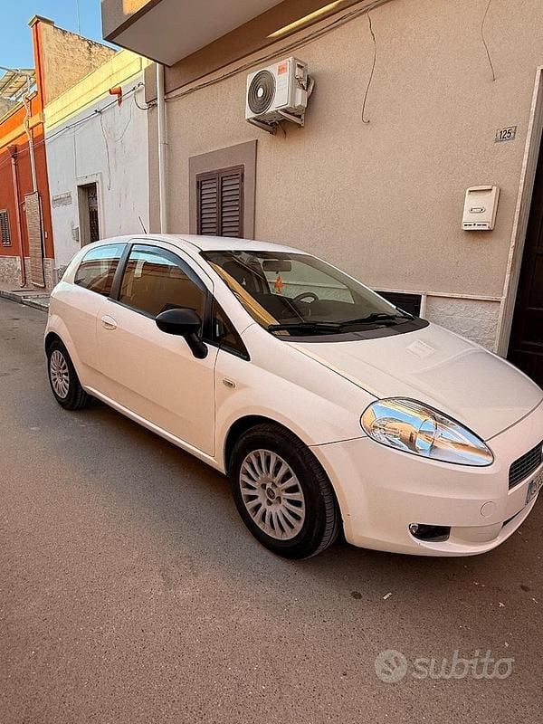Bianco Usata 2008 Fiat Grande Punto Due volumi | 1350 € (Ottimo prezzo) - Immagine 1/4