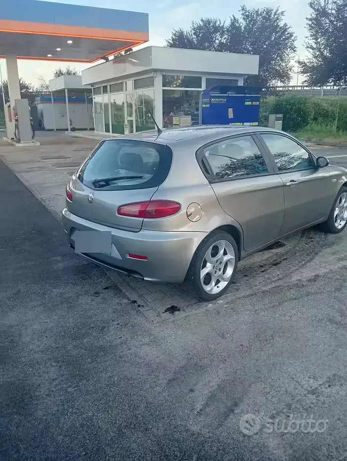 Usata Alfa Romeo 147 120 CV (88 kW) 2008 Grigio Utilitaria