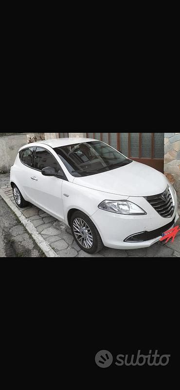 Usata Lancia Ypsilon 69 CV (50 kW) 2014 Bianco Utilitaria