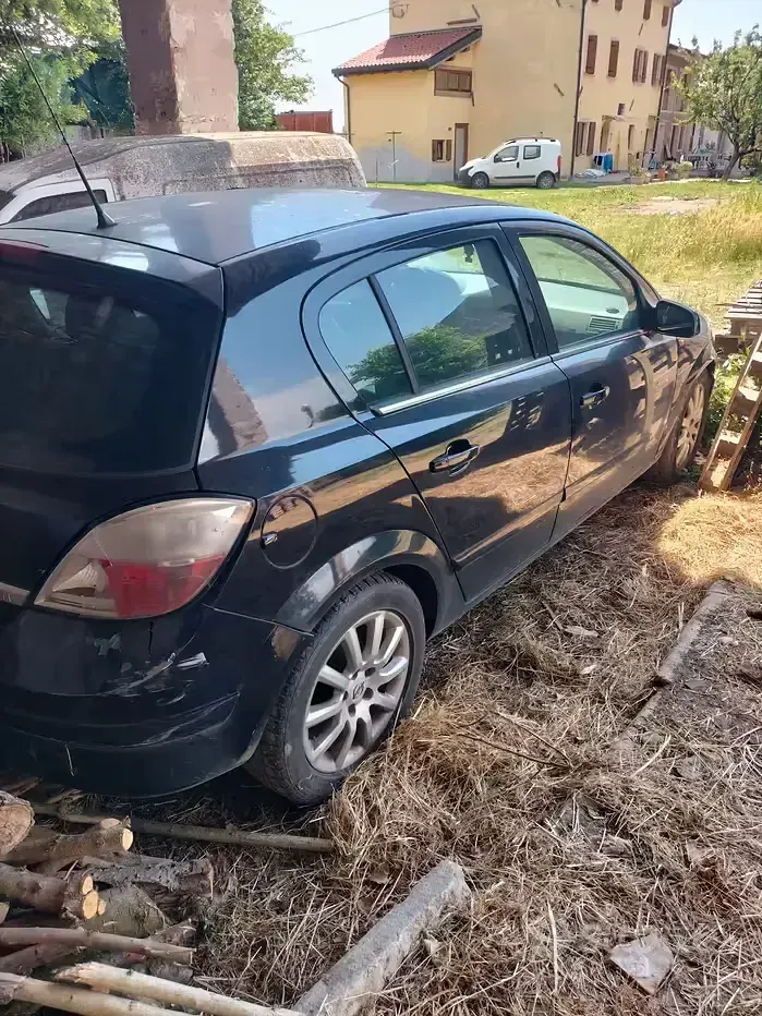 Usata Opel Astra 101 CV (74 kW) 2005 Nero Berlina