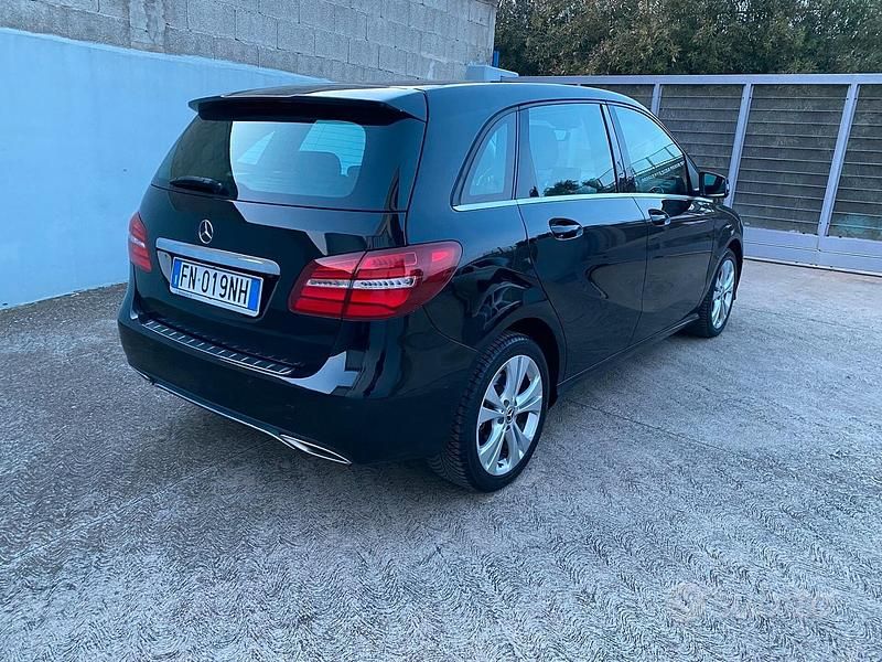 Usata Mercedes B180 136 CV (100 kW) 2018 Nero Monovolume