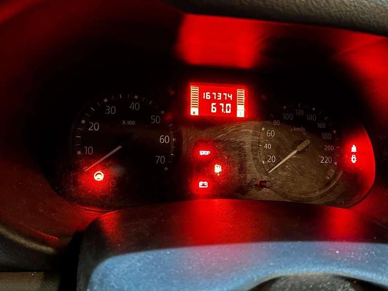 Grigio Usata 2004 Renault Clio II Tre volumi | 1500 € (Buon prezzo) - Immagine 1/4